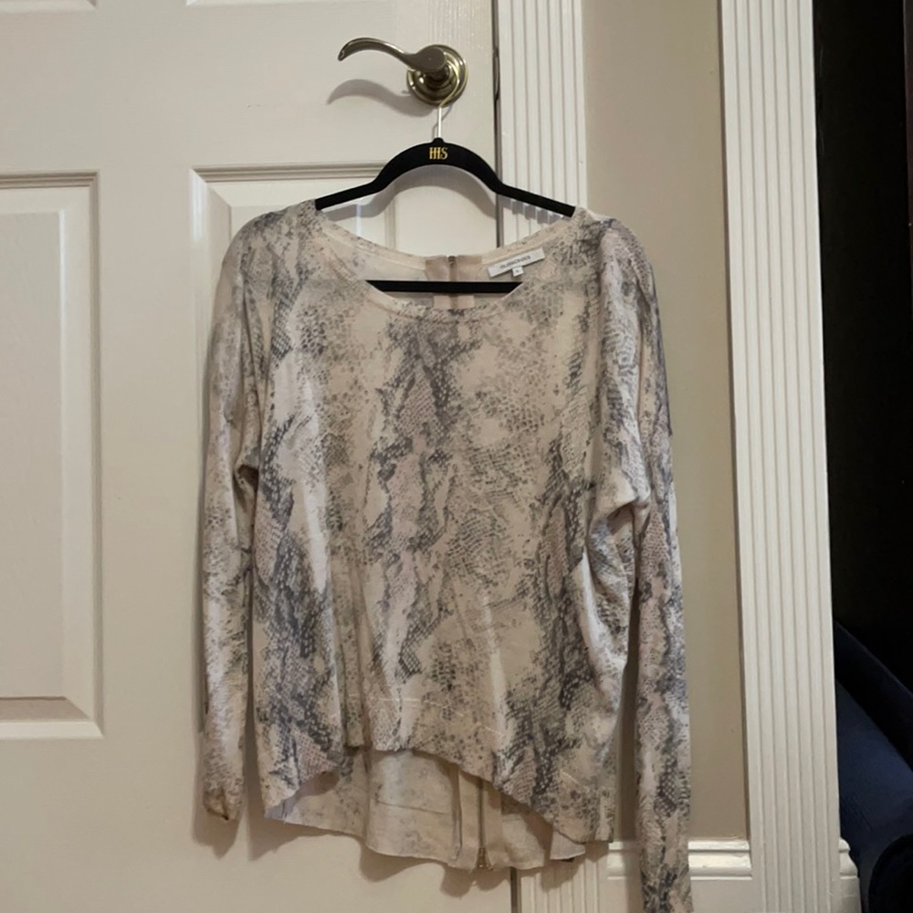 Light weight snakeskin sweater with zipper detail